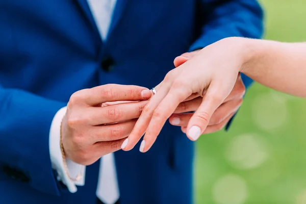 Damat yüzüğü gelinin üzerine koyar. Eller kapanır.