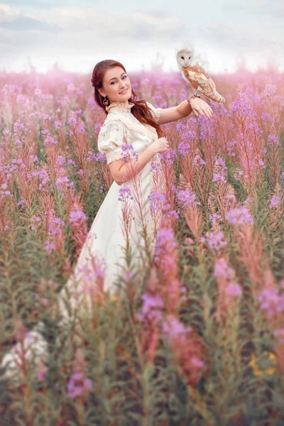 Kvinna Med Uggla Satt Hennes Hand Fältet Rosa Blommor — Stockfoto