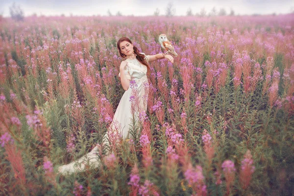 Kvinna Med Uggla Satt Hennes Hand Fältet Rosa Blommor — Stockfoto