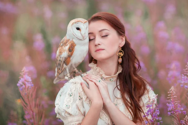 Mulher Com Coruja Ombro Jardim Cheia Flores Rosas — Fotografia de Stock