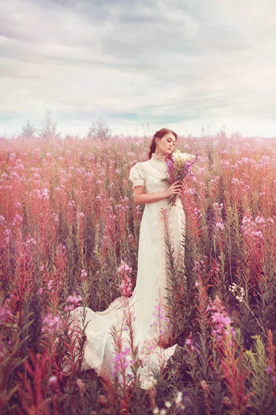 Elegant Kvinna Fältet Med Bukett Rosa Blommor — Stockfoto