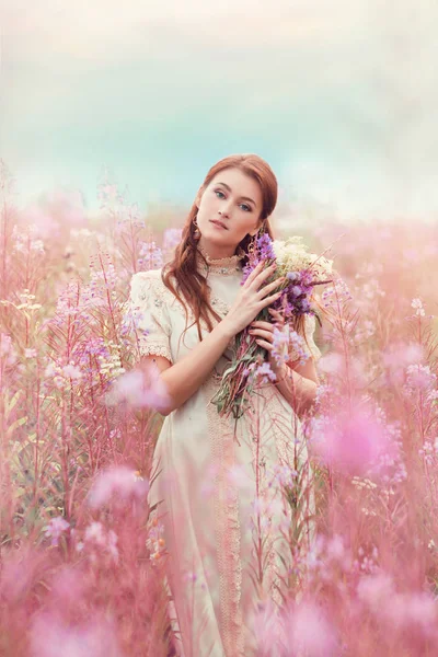 Trevlig Kvinna Fältet Med Bukett Rosa Blommor — Stockfoto