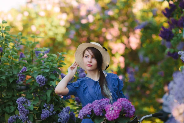 Mladá Hezká Dívka Drží Klobouk Dívá Vpravo Šeříkové Kvetoucí Zahradě — Stock fotografie