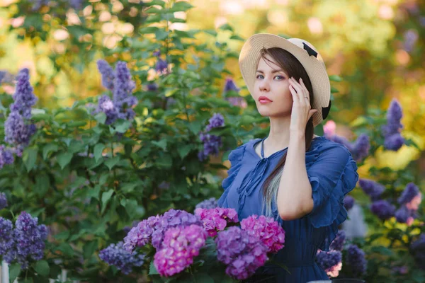 Mladá Krásná Dívka Držet Šeřík Kytice Jaře Kvetoucí Zahrada — Stock fotografie