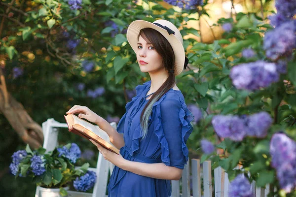 Joven Chica Romántica Vestido Retro Sombrero Estancia Libro Lectura Jardín Fotos de stock