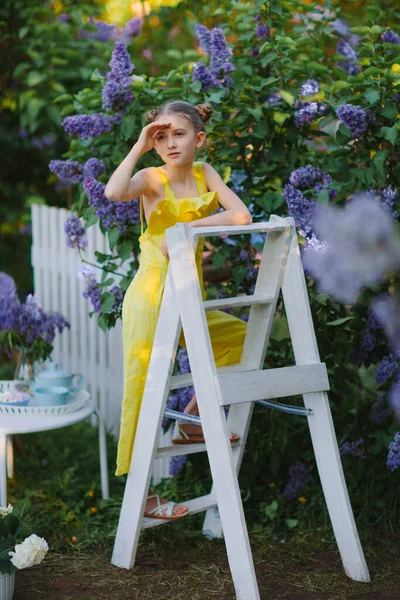 Stylová Holčička Mladá Modelka Pózující Šeříkové Zahradě — Stock fotografie