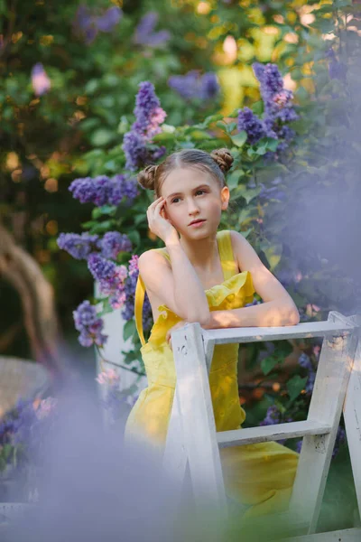 Elegante Niña Joven Modelo Posando Jardín Lila — Foto de Stock