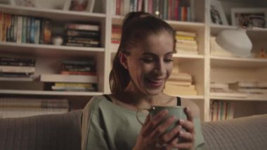 Kadın gece yarısı sohbetinde ya da randevusunda şakaya gülüyor.