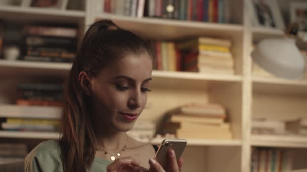 Jovem Mulher Está Pensando Compras Line Usar Telefone Celular Noite — Vídeo de Stock