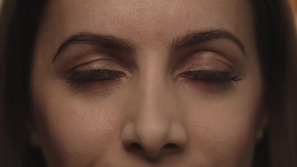 彼女の目を開く女性のクローズアップショット — ストック動画