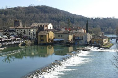 Mincio nehri üzerinde Borghetto Panoraması