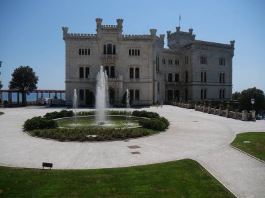Miramare Park ve Fountain arka planda deniz olan Beyaz Kale cephesinin önünde.