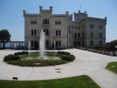 Miramare Park ve Fountain arka planda deniz olan Beyaz Kale cephesinin önünde.