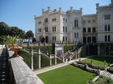 Beyaz Kale 'nin alt bahçesindeki Miramare balkonunda