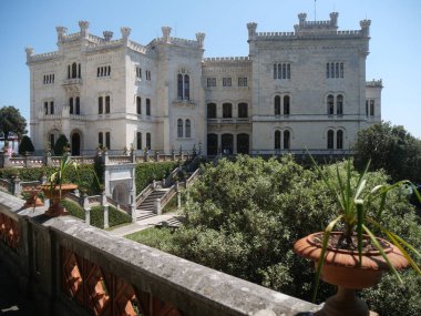 Beyaz Kale 'nin alt bahçesindeki Miramare balkonunda