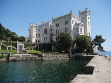 Miramare rıhtımında Bahçe 'de Kale' ye çıkan merdivenlerle