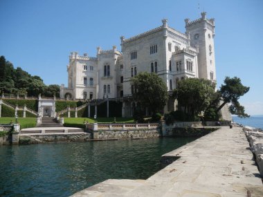 Miramare rıhtımında Bahçe 'de Kale' ye çıkan merdivenlerle