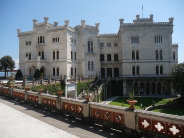 Beyaz Kale 'nin alt bahçesindeki Miramare balkonunda