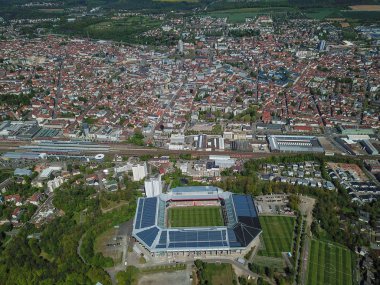 Stadt Kaiserslautern mit Fritz-Walter-Stadion im Vordergrund von Oben. Zu sehen ist fast die gesamte Innenstadt Inklusive Hauptbahhof. Luftaufnahme, Sommer 2019.