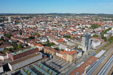 Kaiserslautern Şehir Merkezi 'nin önünde ana tren istasyonu bulunuyor. 2019 yazında çekilmiş..