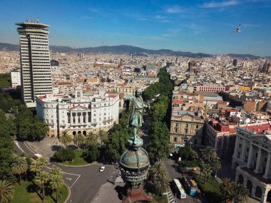 Columbus Anıtı (ayrıca Monumento a Colon veya Mirador de Colom). Arka planda ünlü La Rambla 'yı görebilirsiniz. La Rambla şehir merkezine gider, Placa de Catalunya. 1888 Dünya Fuarı için Barselona 'da açıldı. Hava fotoğrafı, 2019 yazı..