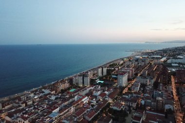 Kueste beziehungsweise Kuestenlinie bei Vilassar de Mar Katalonien 'de, der Umgebung von Barcelona' da. Barselona selbst ist leicht im Hintergrund zu erkennen. Luftaufnahme Sommer 2018.