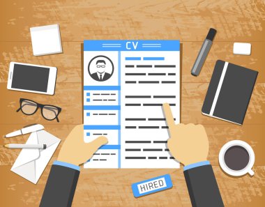 Ellerin CV profilini ahşap masanın üzerinde, ofis eşyalarıyla, düz tasarım illüstrasyonla tutması.