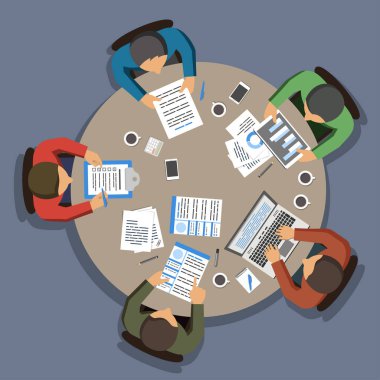 Yuvarlak ofis masasında çalışan bir grup iş adamı.