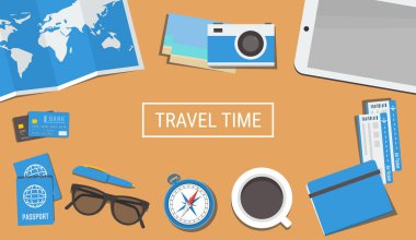 Kamera, uçak bileti, pasaport, pusula, tablet, kredi kartı ve fincanı olan bir gezgin masası.