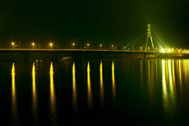 Gece Kiev, Ukrayna 'da nehir üzerinde köprü