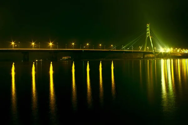 Most přes řeku v noci, Kyjev, Ukrajina — Stock fotografie