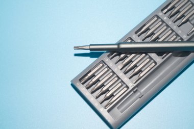 PH, SL, torx içeren tornavida başları kümesi, mavi arkaplanda gri durumda