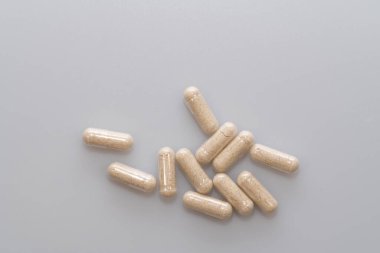 Vejetaryen kapsülleri beyaz masaya bırakılmış.