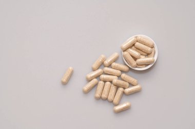 Vejetaryen kapsülleri beyaz masaya bırakılmış.