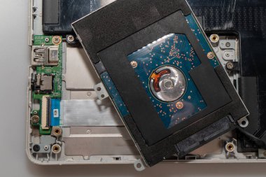 Sabit disk bağlandı ve parçalanmış bir dizüstü bilgisayarda yatıyor, üst görünüm