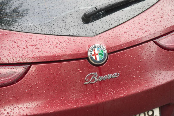 Logo et nom d'Alfa Romeo Brera à l'arrière de la voiture avec gouttes après la pluie — Photo