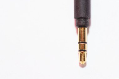 Beyaz üzerine izole edilmiş 3.5 mm jack ses kablosu