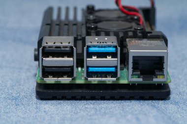 RJ45 ve USB portları ahududu Pi 4 panosuna yakın çekim