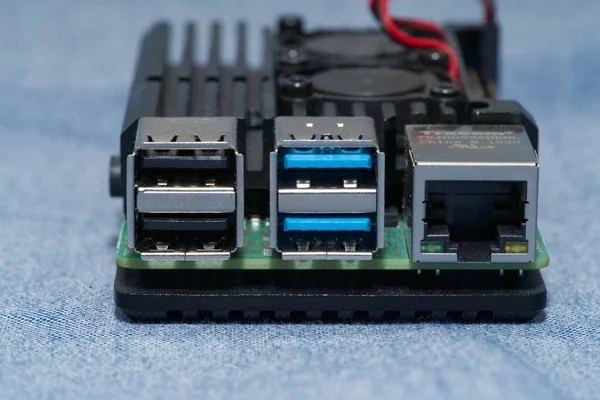 RJ45 ve USB portları ahududu Pi 4 panosuna yakın çekim