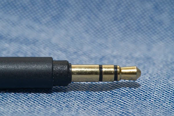 Audiokabel met 3,5 mm jack geïsoleerd blauw-wit — Stockfoto