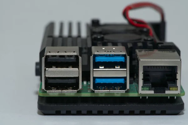 RJ45 e portas USB fecham na placa Raspberry Pi 4 — Fotografia de Stock