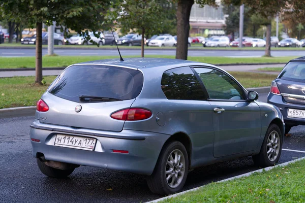 Alfa Romeo 147 modeli park halinde, popüler İtalyan.