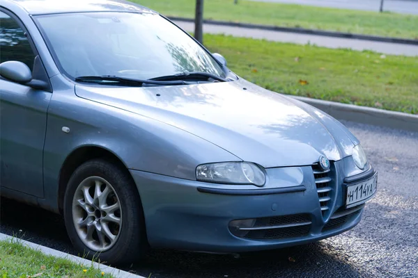Alfa Romeo 147 modeli park halinde, popüler İtalyan.