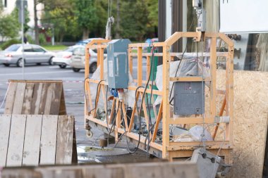 Binanın dış cephesinde tamir asansörü var.