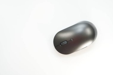 Beyaz arkaplanda siyah modern kablosuz bilgisayar faresi