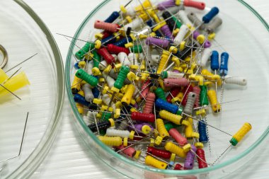 Diş iğneleri, pulpitis ve diş köklerinin tedavisi için endodontik iğneler.