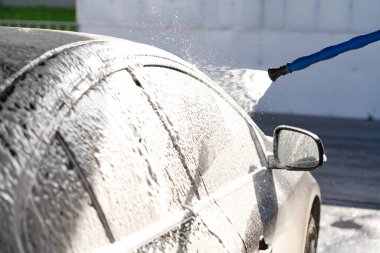 Arabayı yıkamak, çatıyı araba şampuanıyla kaplamak, siyah araba yıkamak.