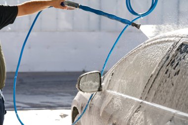 Arabayı yıkama, çatıyı araba şampuanıyla kaplama, siyah araba yıkama, seçici odaklanma.