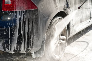 Araba yıkama servisi, araba yıkama şampuanı araba tekerleği ve lastik yıkama, siyah araba yıkama, basit iş, seçici odaklanma.