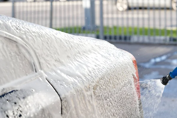 Auto Lavage Voiture Couvrant Toit Avec Shampooing Pour Voiture Lavage — Photo